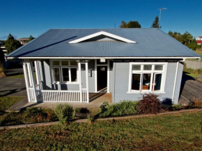 Cole Cottage with Spa - Ohakune Holiday Home